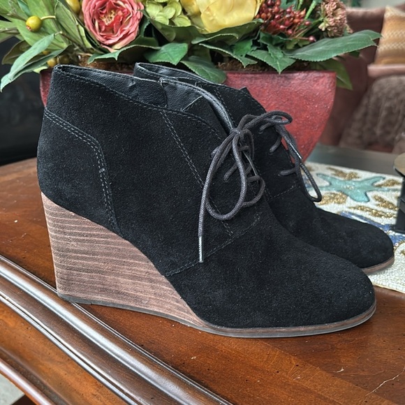 Lucky Brand Genuine Suede Black Lace Up Wedge Ankle Boots Booties w/ Side Zipper - Picture 6 of 15